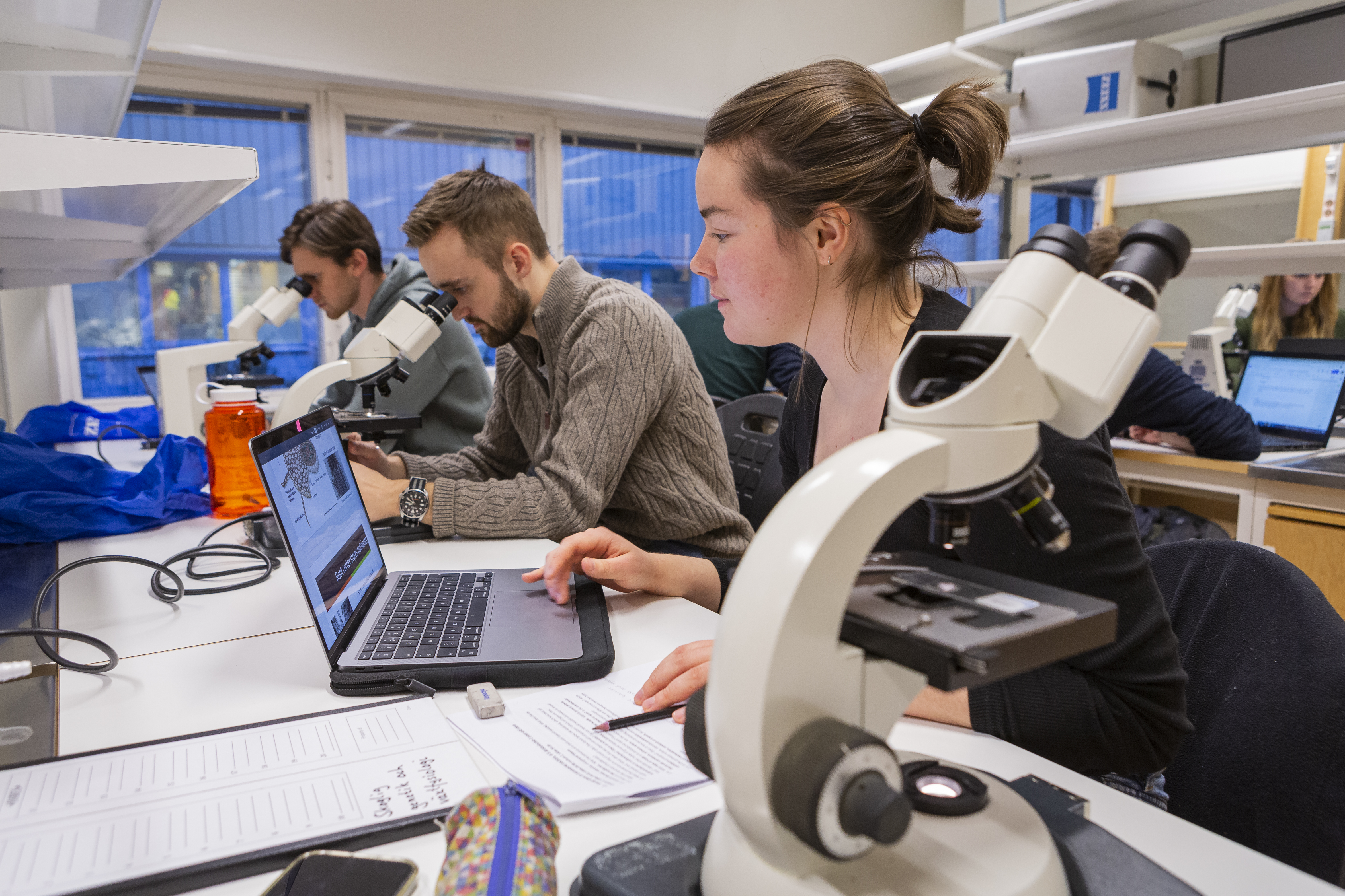 SLU-studenter under en labbövning