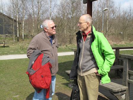 Två män pratar med varandra utomhus