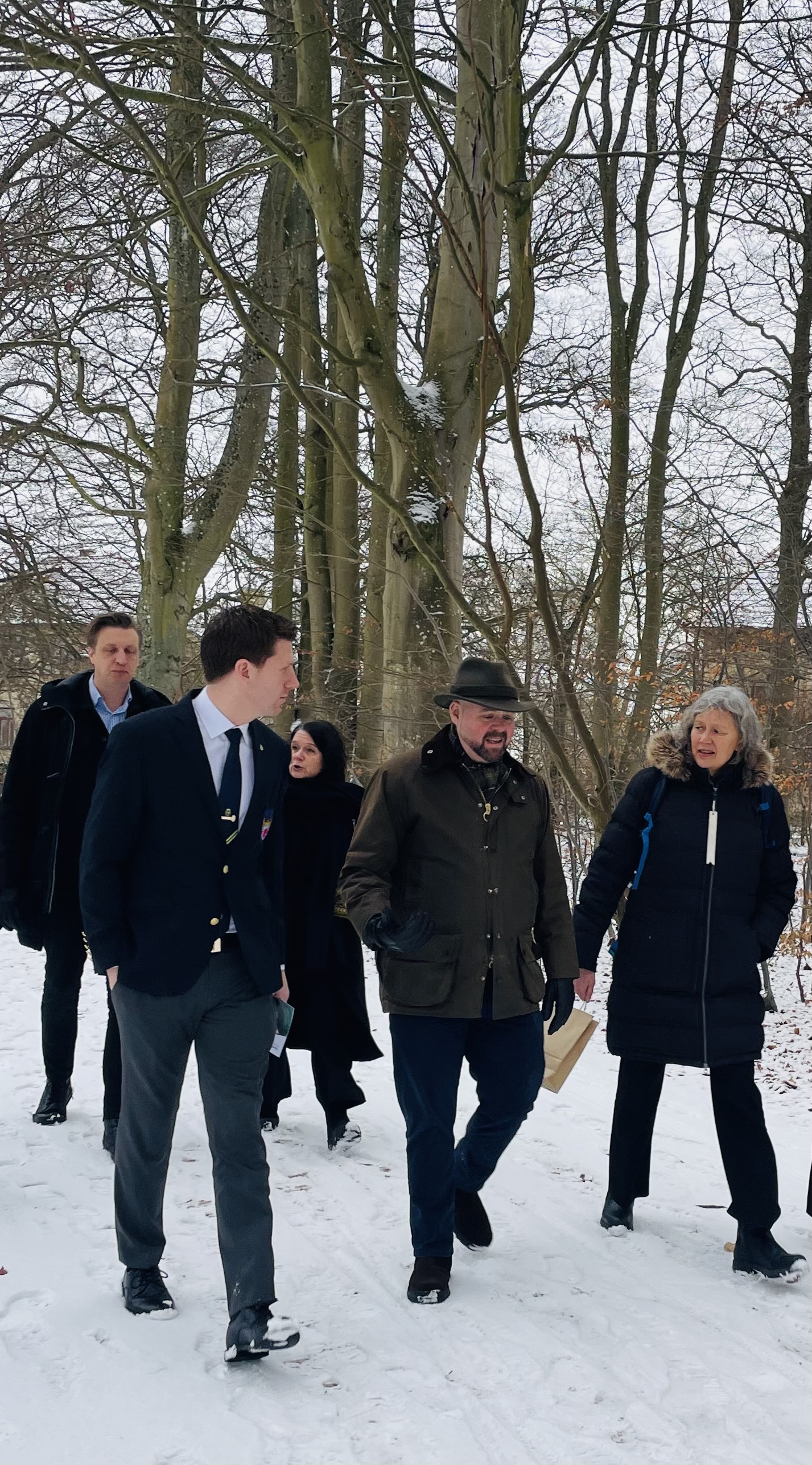 Statsrådet Peter Kullgren i samtal med SLU:s rektor Maria Knutson Wedel under en promenad genom campus Alnarp. Foto: Erika Troeng