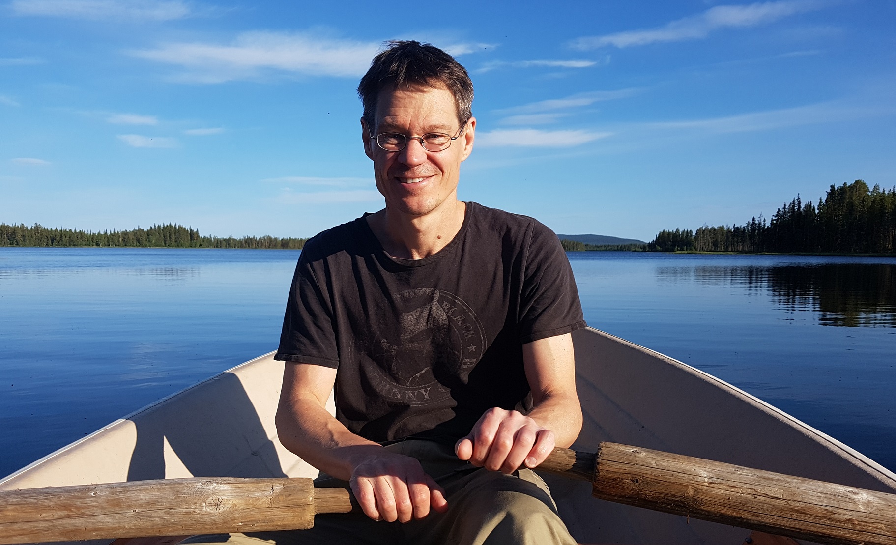 Foto: Mikael Vallström ute och ror på sjön Voijejaure i Arjeplogs kommun. Klara Vallström-Löfgren, 2019.