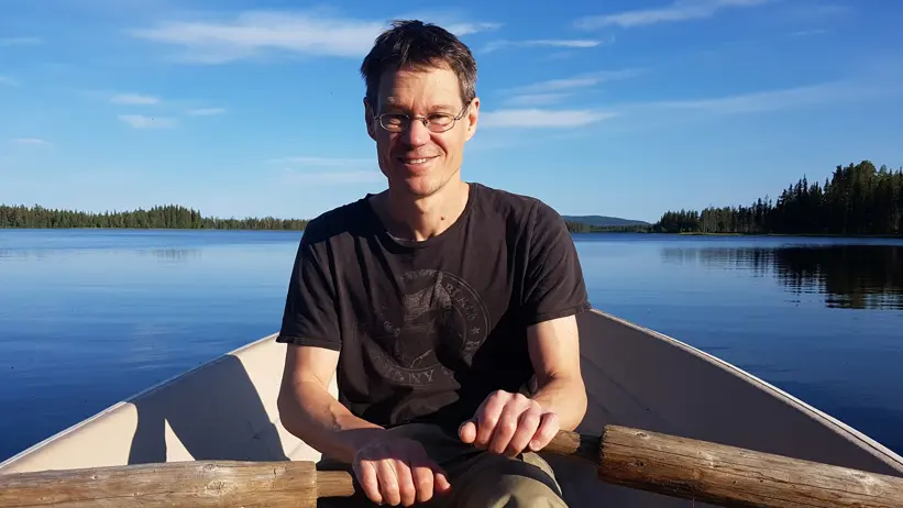 Foto: Mikael Vallström ute och ror på sjön Voijejaure i Arjeplogs kommun. Klara Vallström-Löfgren, 2019.