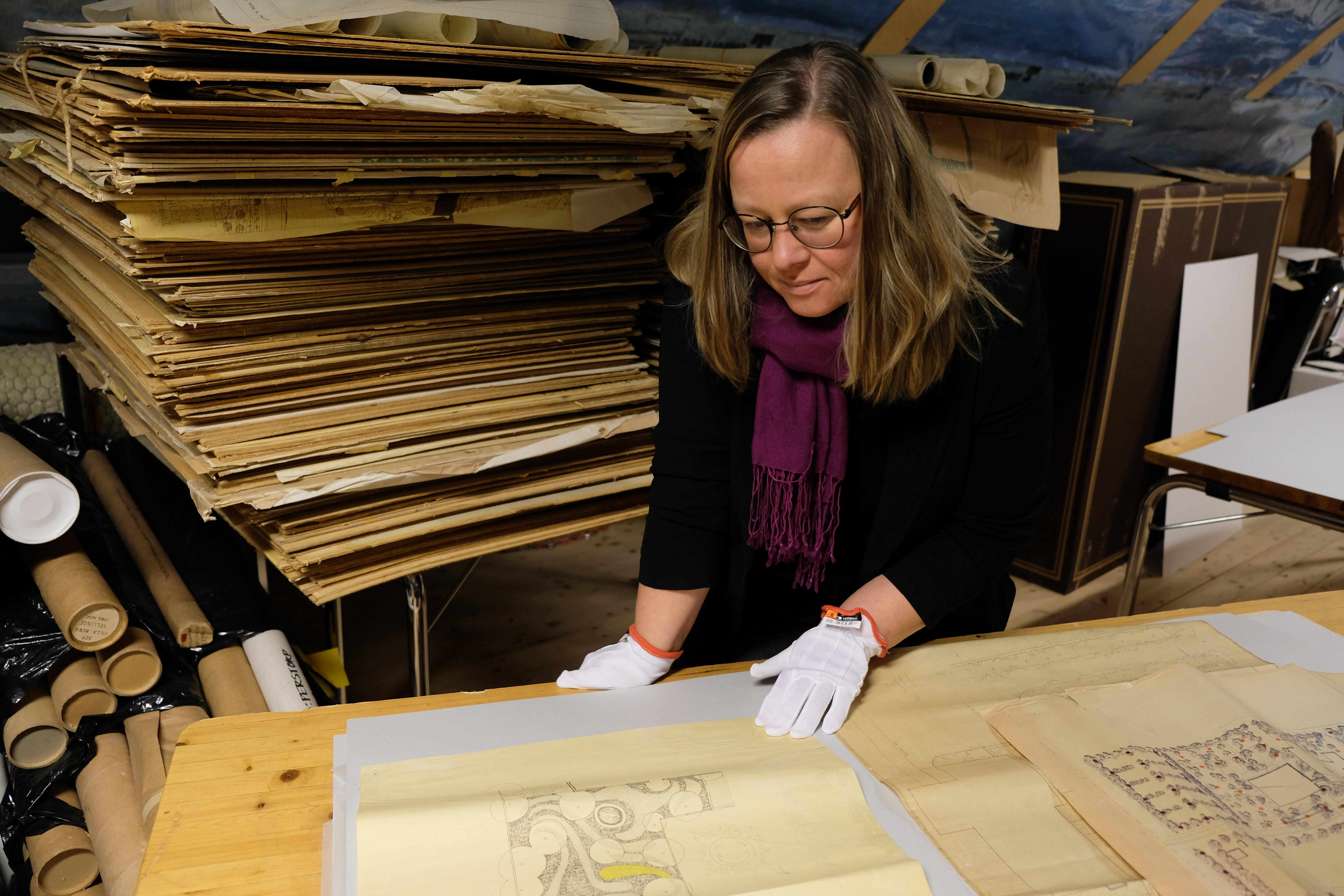 Anna Jakobsson visar några av ritningarna i samlingen. Foto: Henette Wester januari 2024