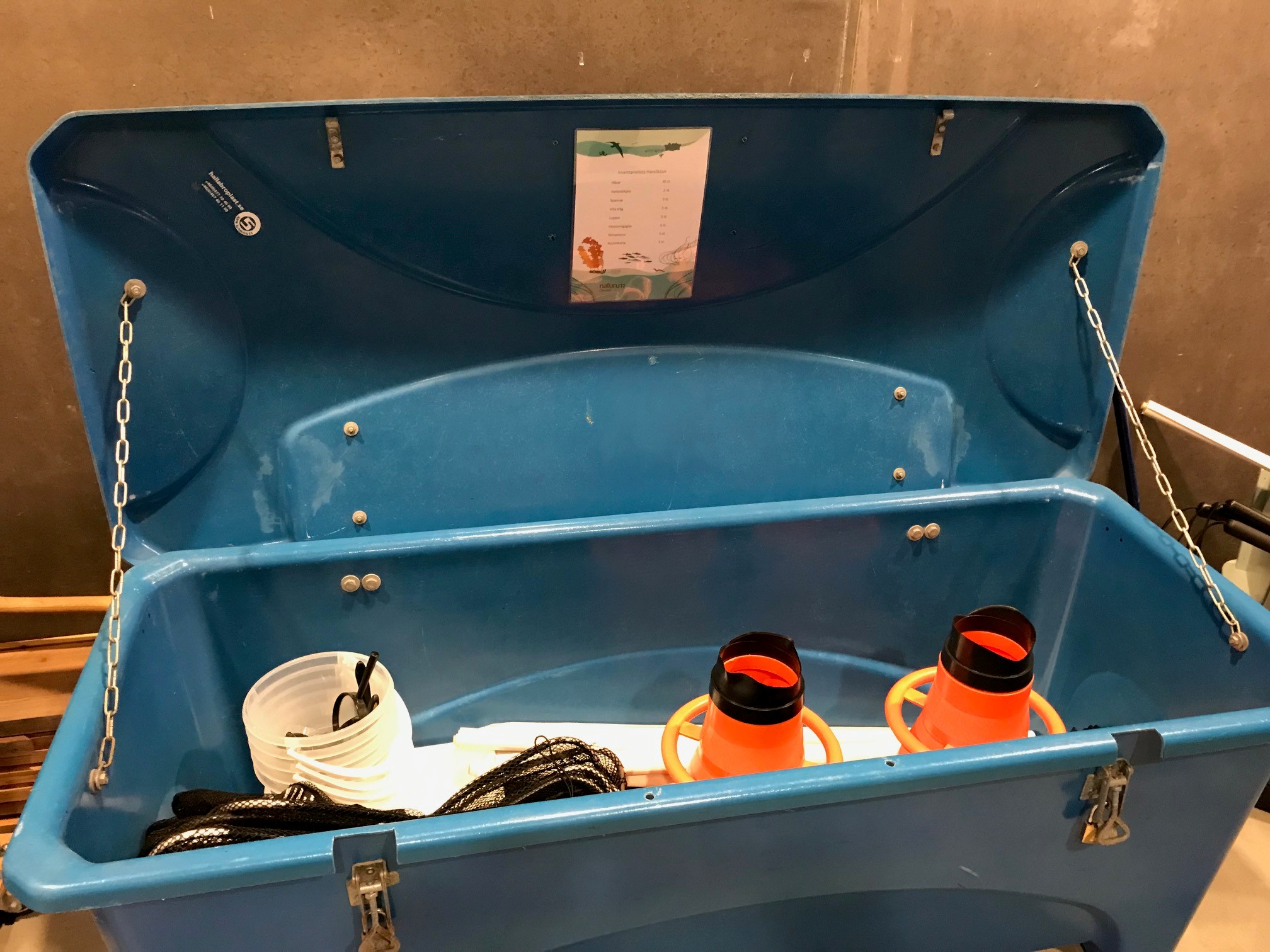 En låda full med saker som man kan utforska havet med som vattenkikare och håvar.