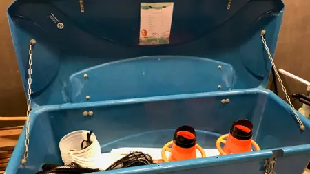 En låda full med saker som man kan utforska havet med som vattenkikare och håvar.