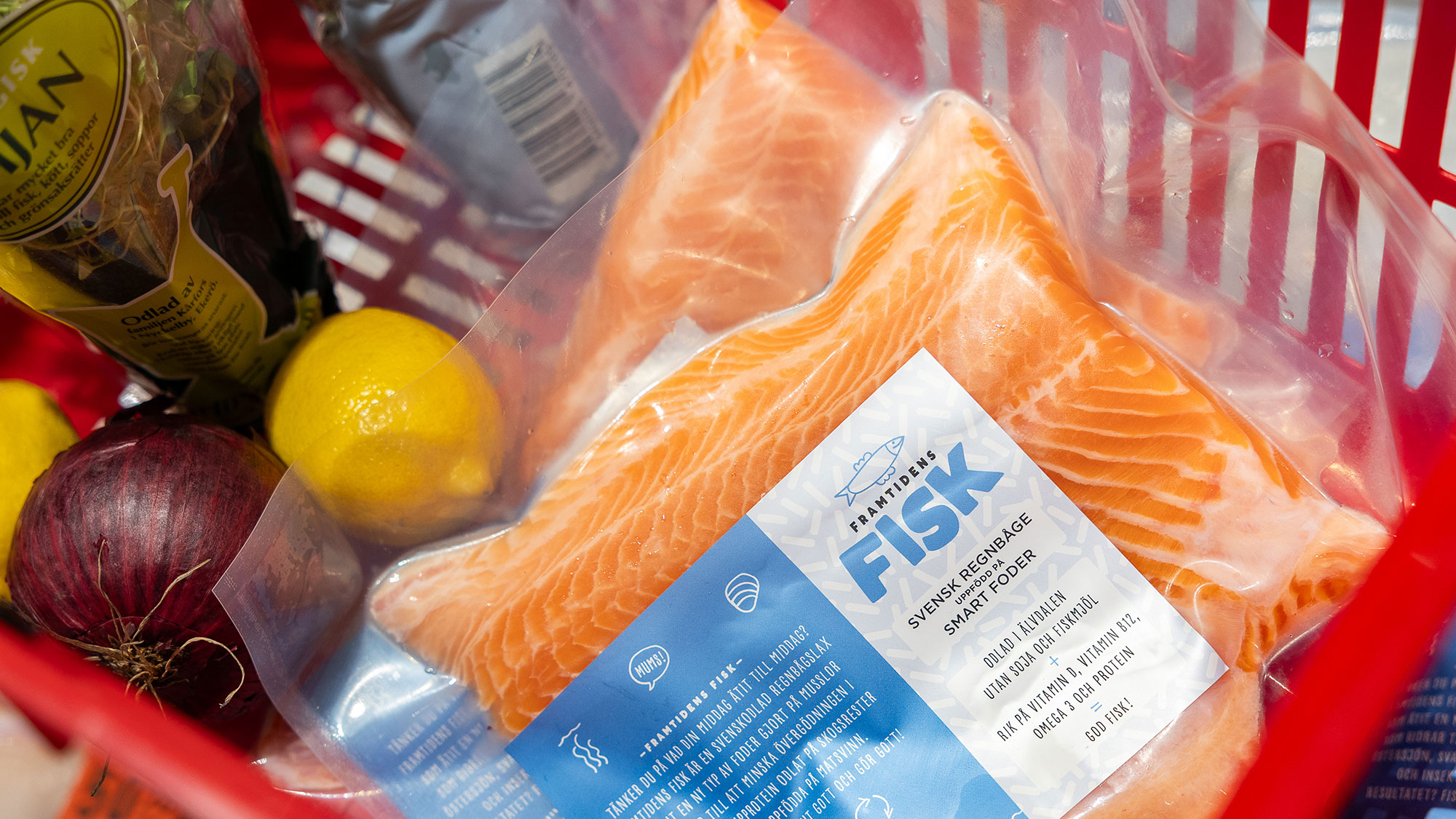 Bild på Älvdalslax i en varukorg med lite andra varor (högupplöst bild).  Foto: Tomas Ärlemo.