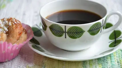 Foto på en kaffekopp och en bulle.