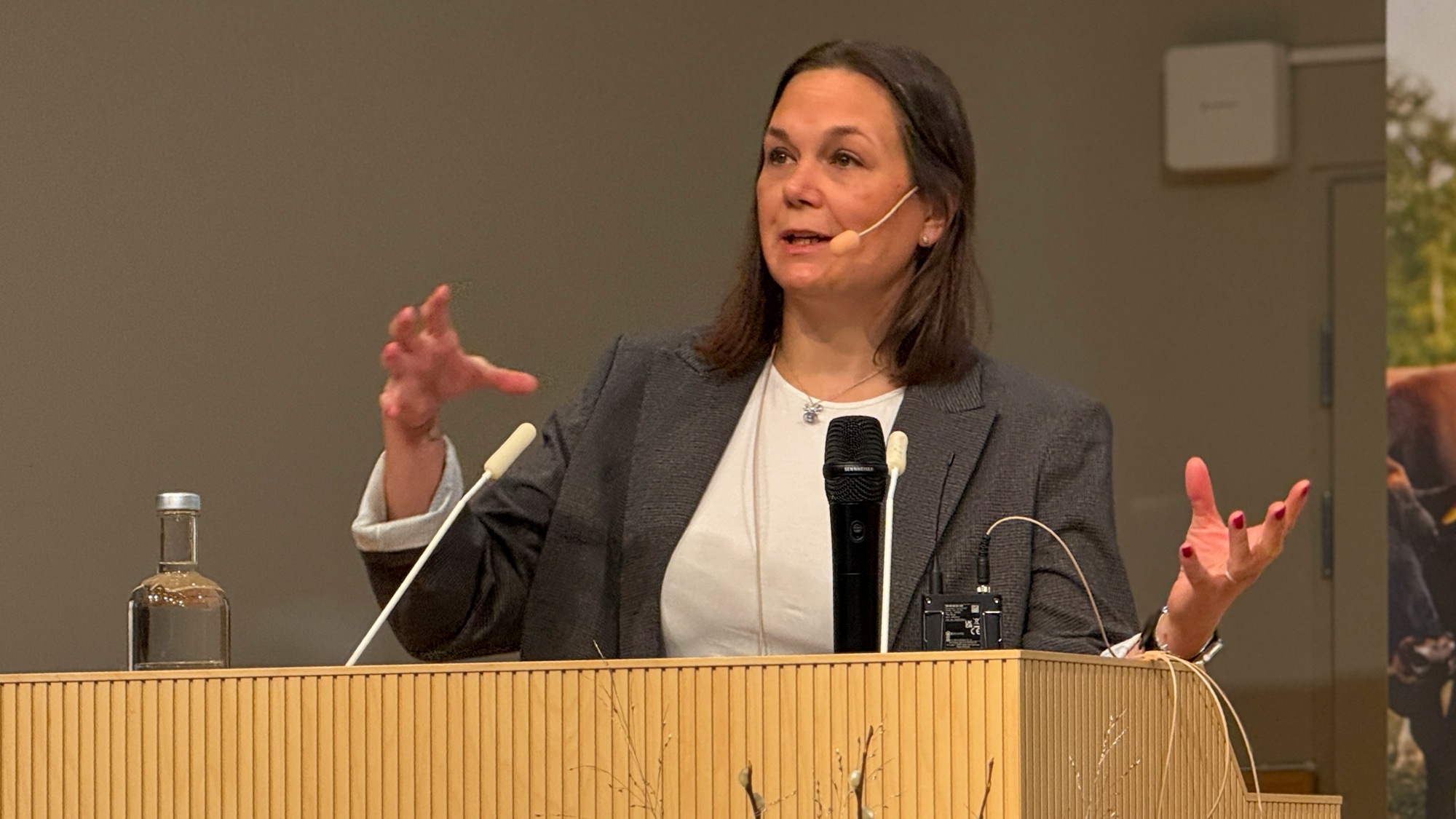 En kvinna på en scen. Foto.