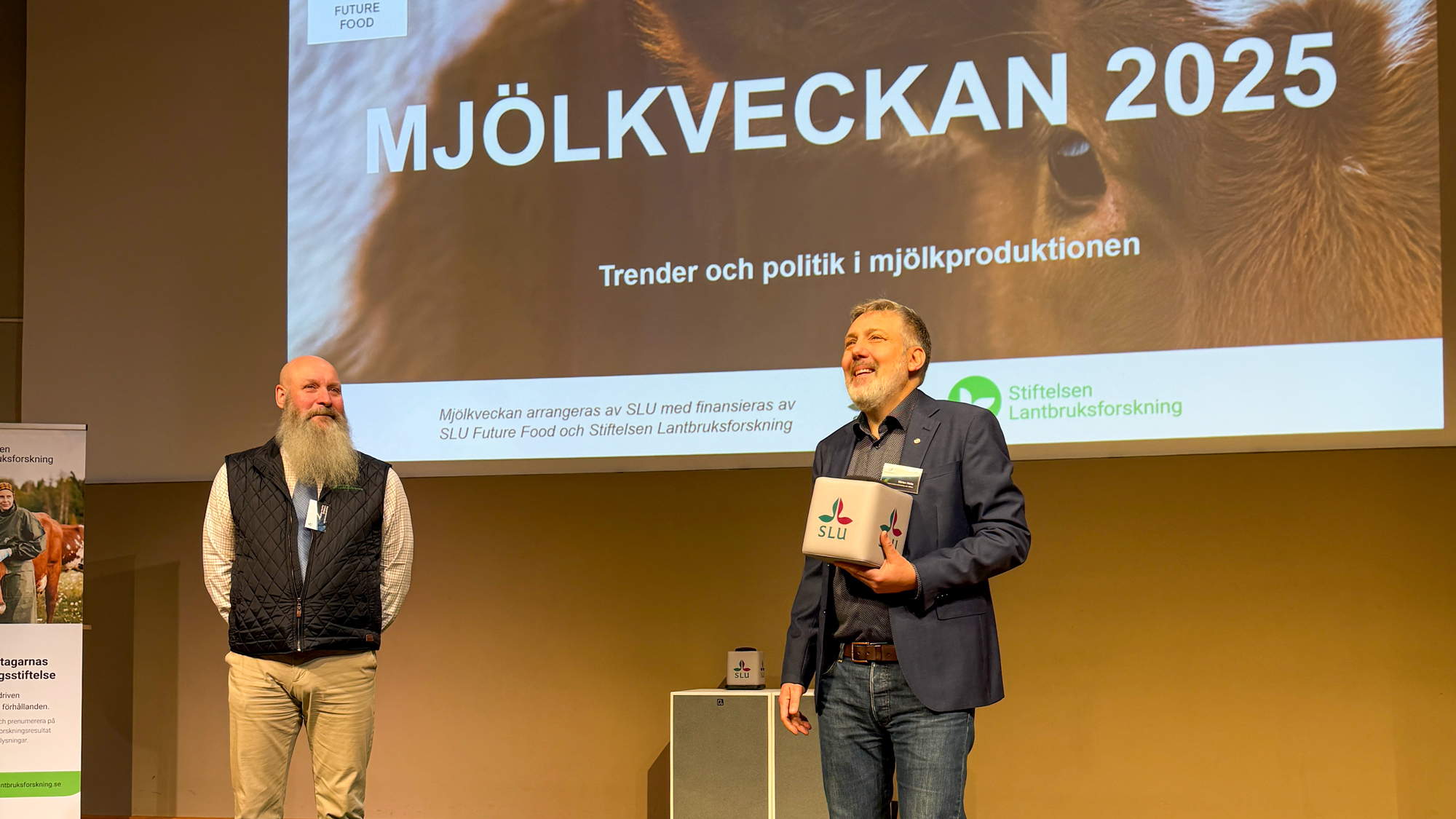 Två män på en scen. Foto.