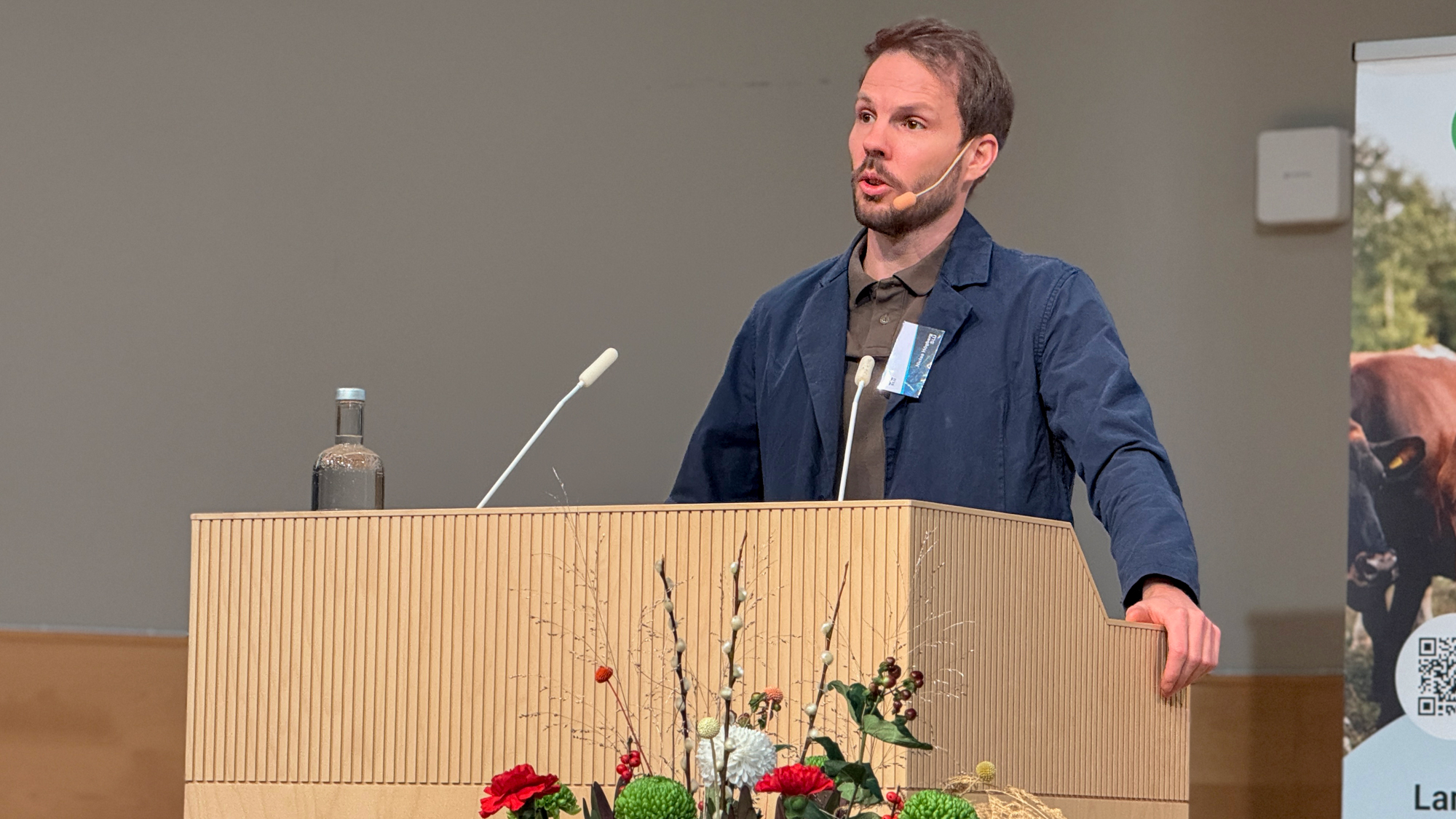 En man vid ett podium. Foto.