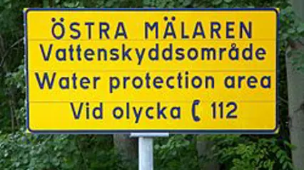 Skylt med text om ett vattenskyddsområde