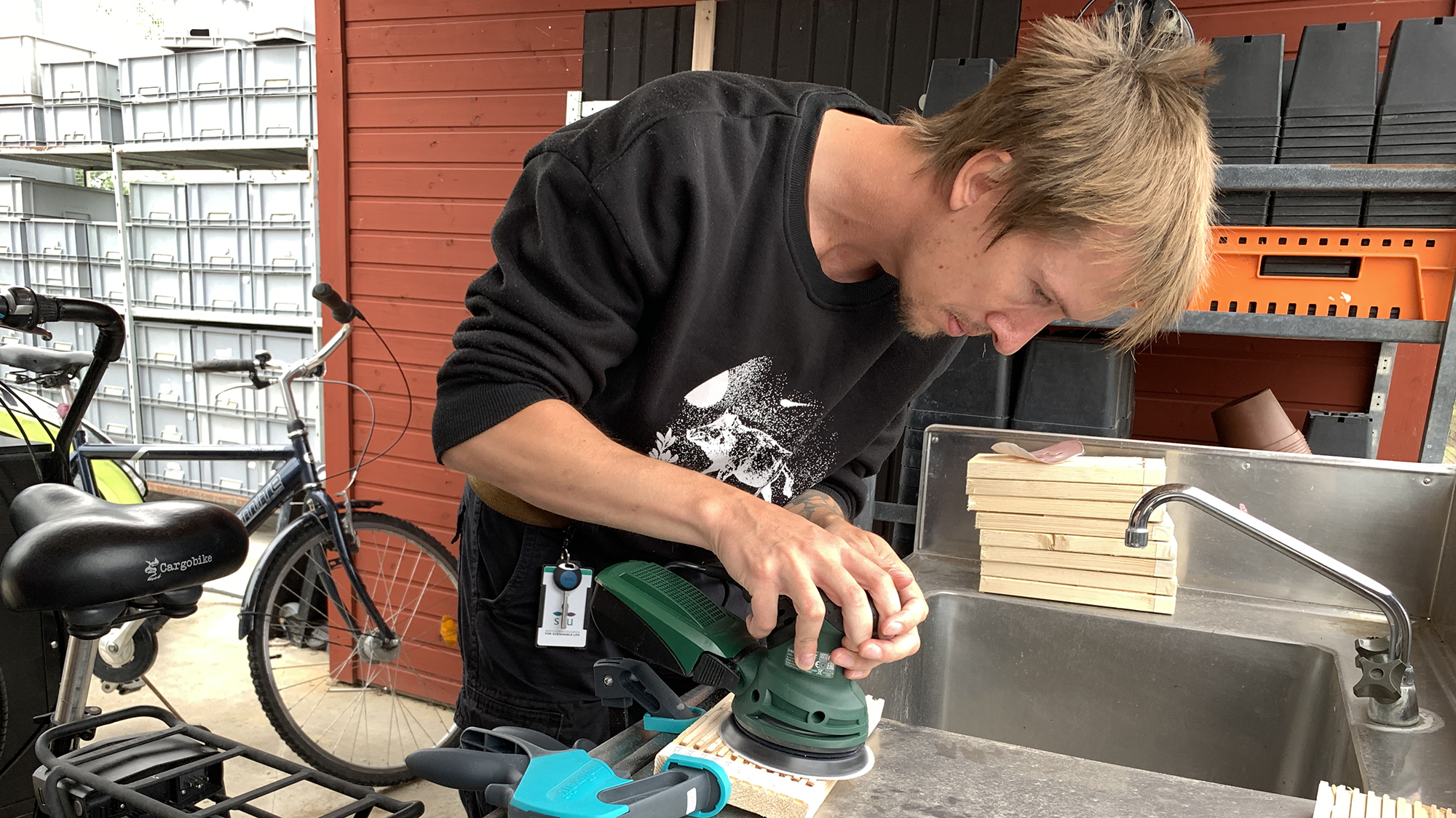 En man arbetar med slipmaskin.