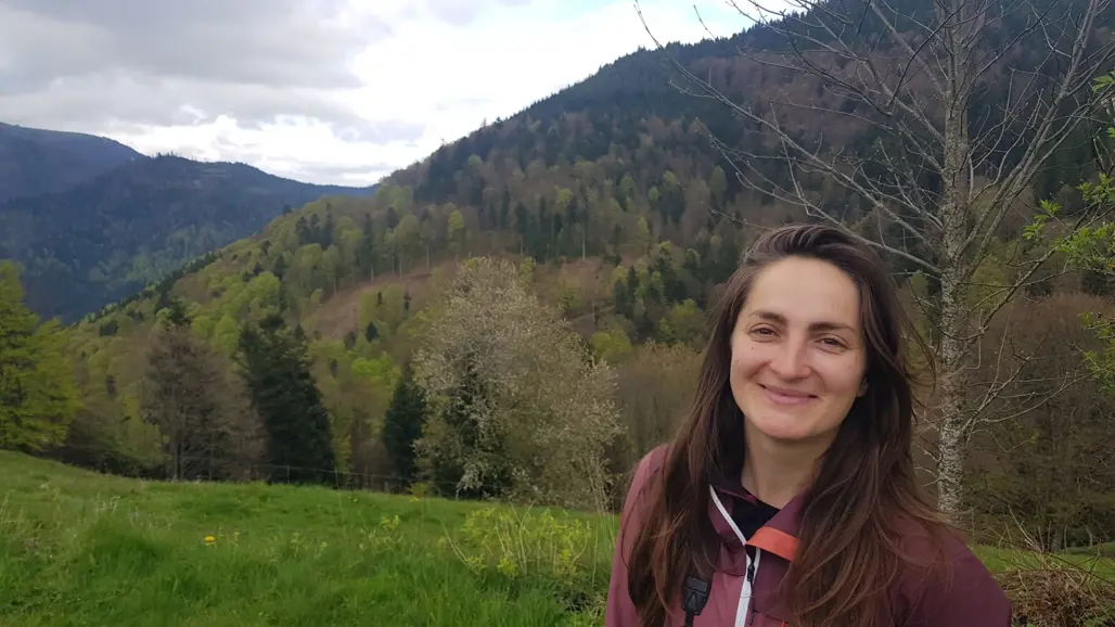 kvinna ler mot kameran