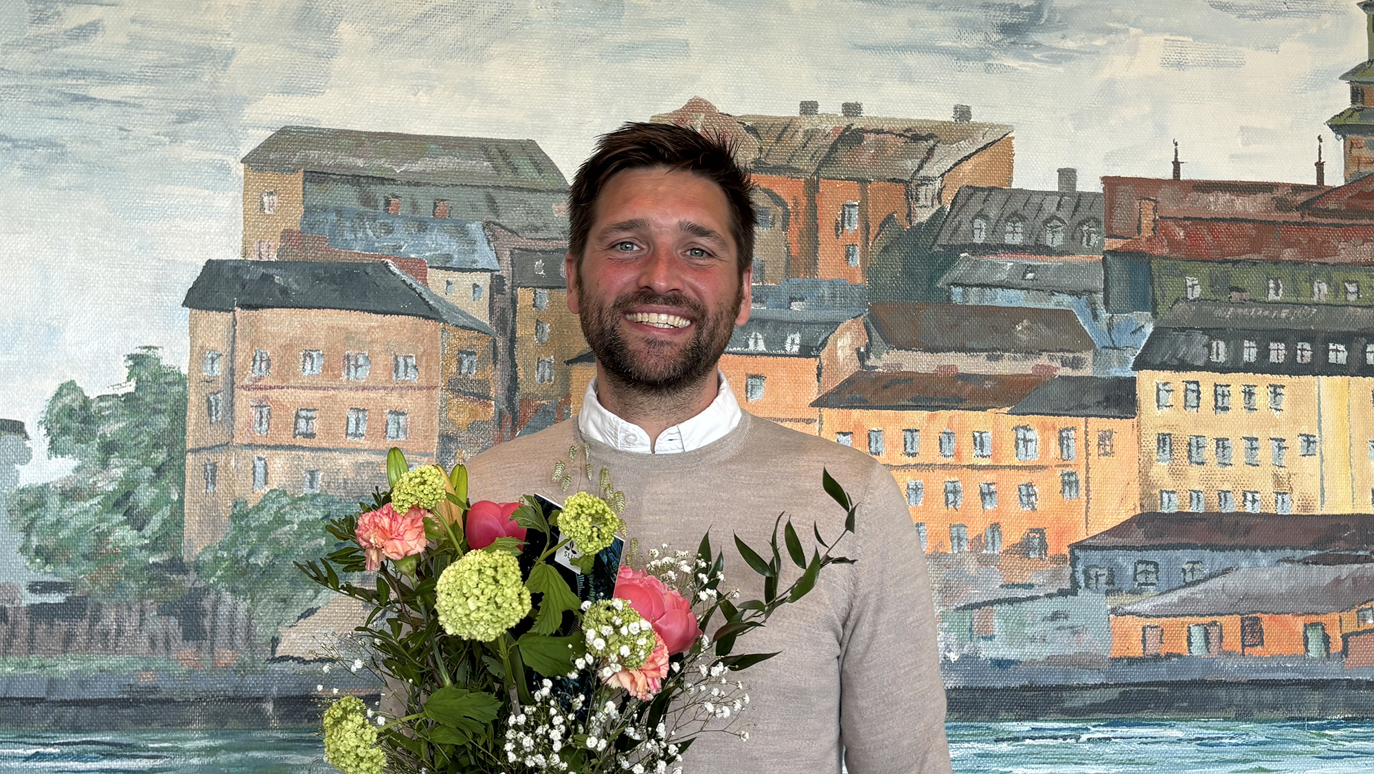 Jens Thulin with a bouquet of flowers. Photographer: Karin Bennmarker, SLU