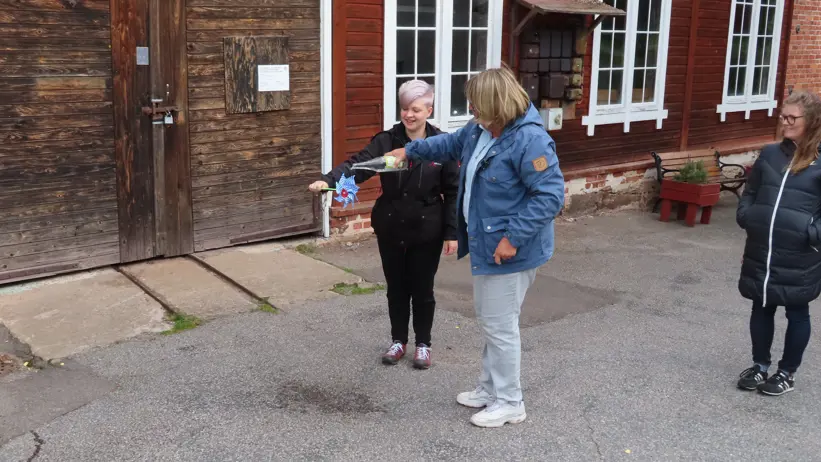 Två personer med vatten som hälls på en sak