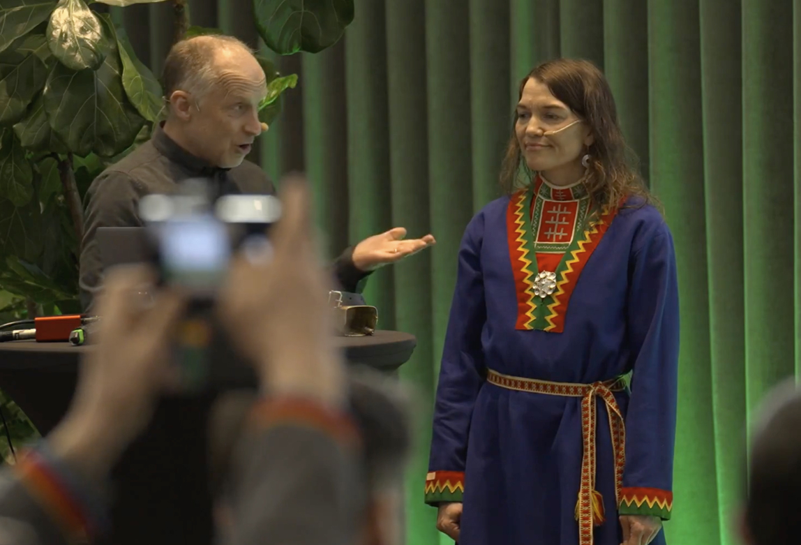 En man och en kvinna på scen