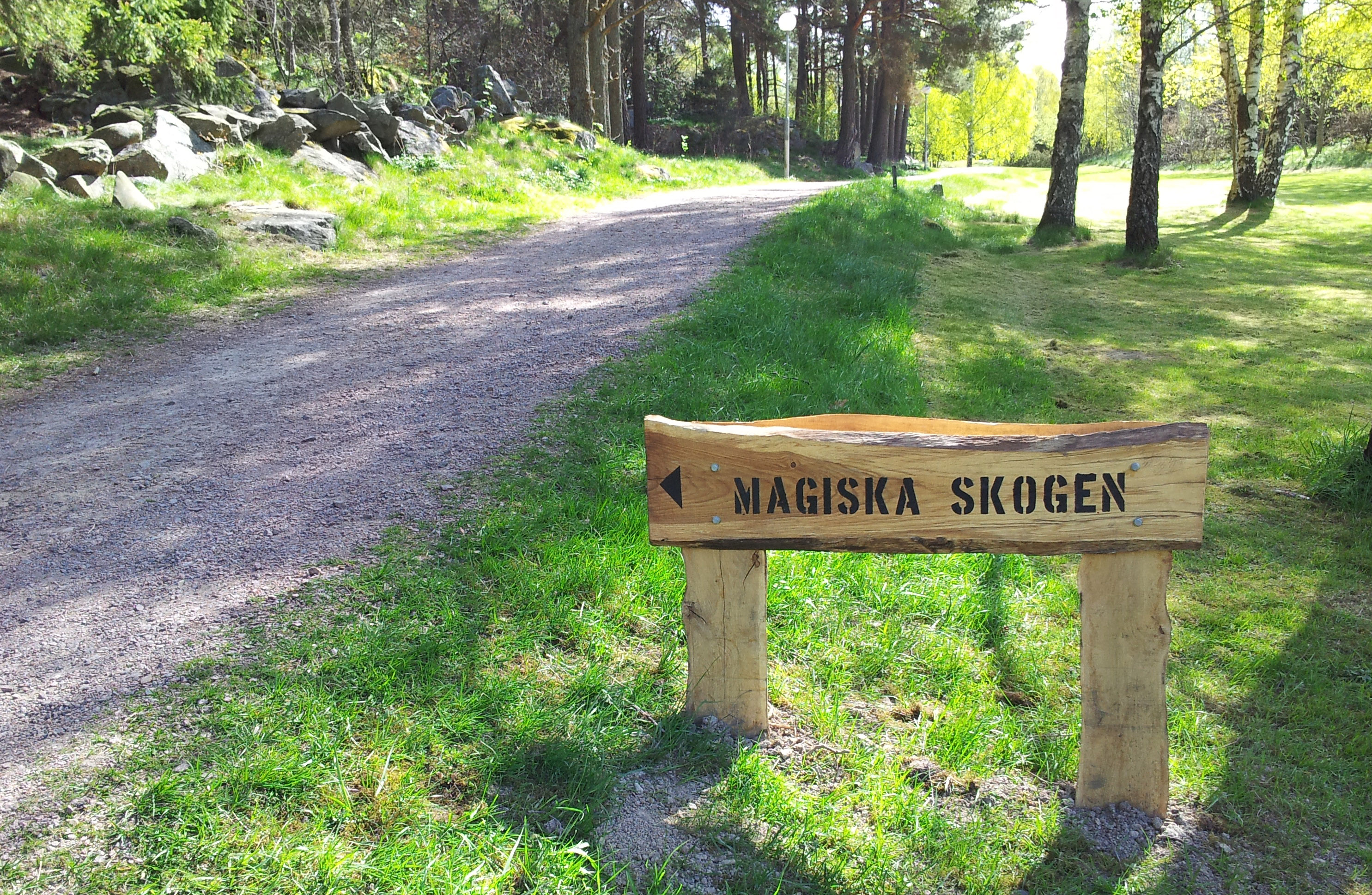 En skylt vid en stig