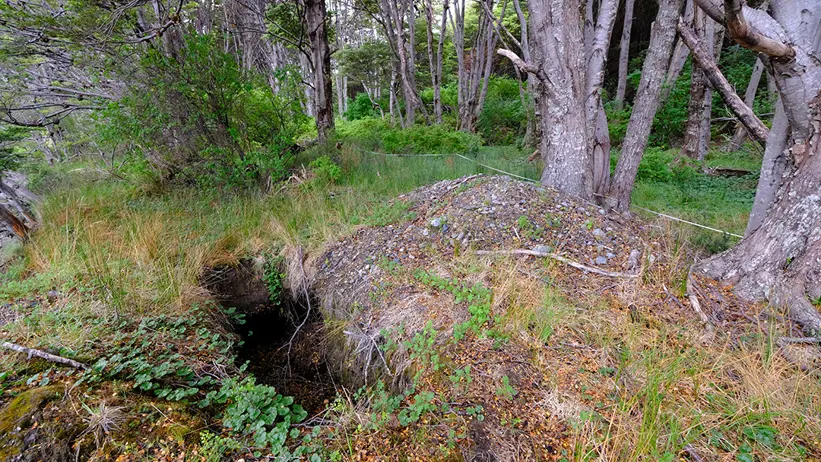 Grop efter grävning efter guld.