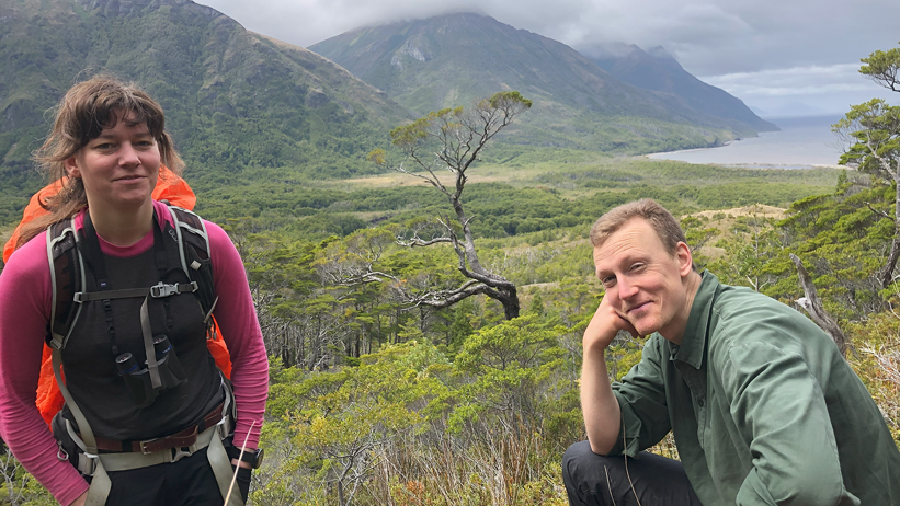 Forskare står vid utsiktsplats i Patagonien.