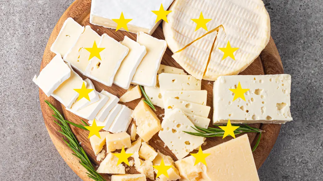 Olika sorters dessertostar på en rund bricka. Foto: Shutterstock.