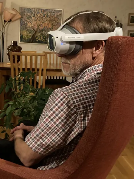 Man i hemmiljö med VR-glasögon
