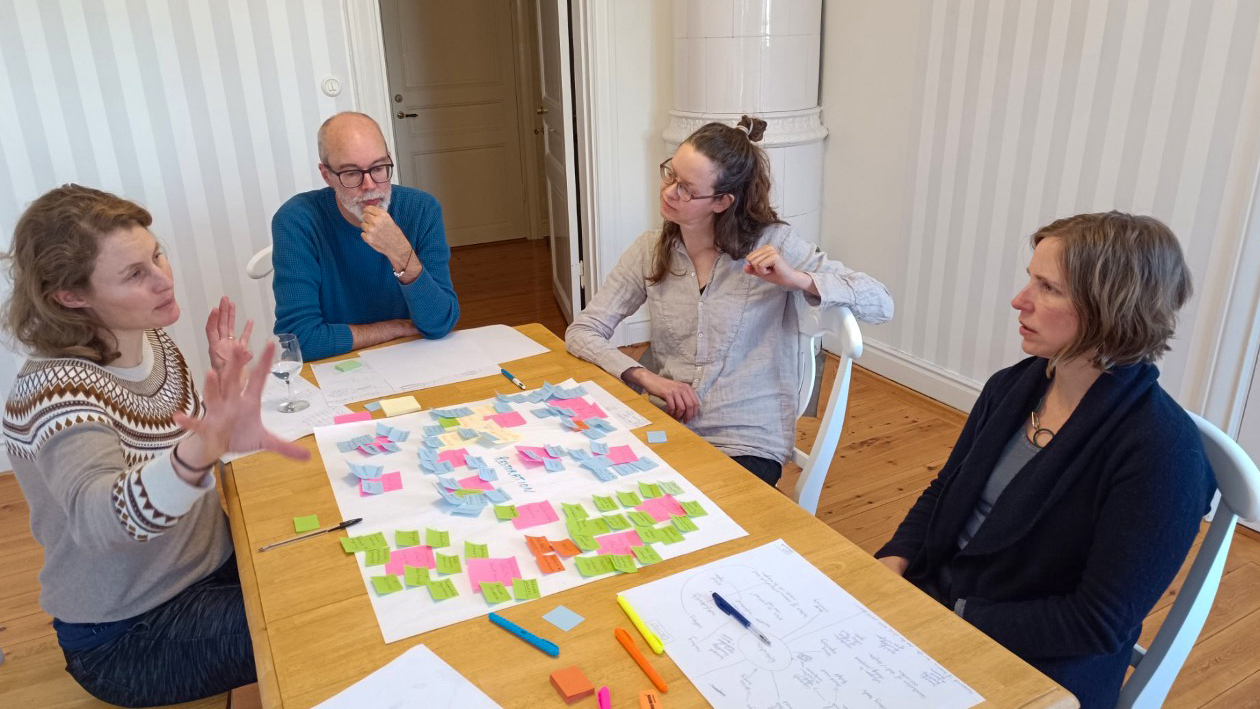 En grupp människor vid ett bord. Foto.