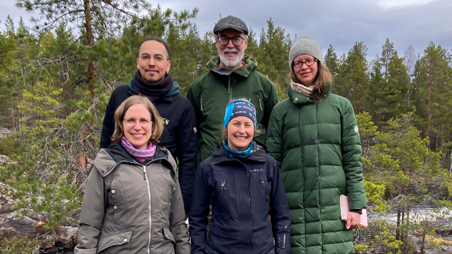 Gruppfoto av fem personer i skogen.