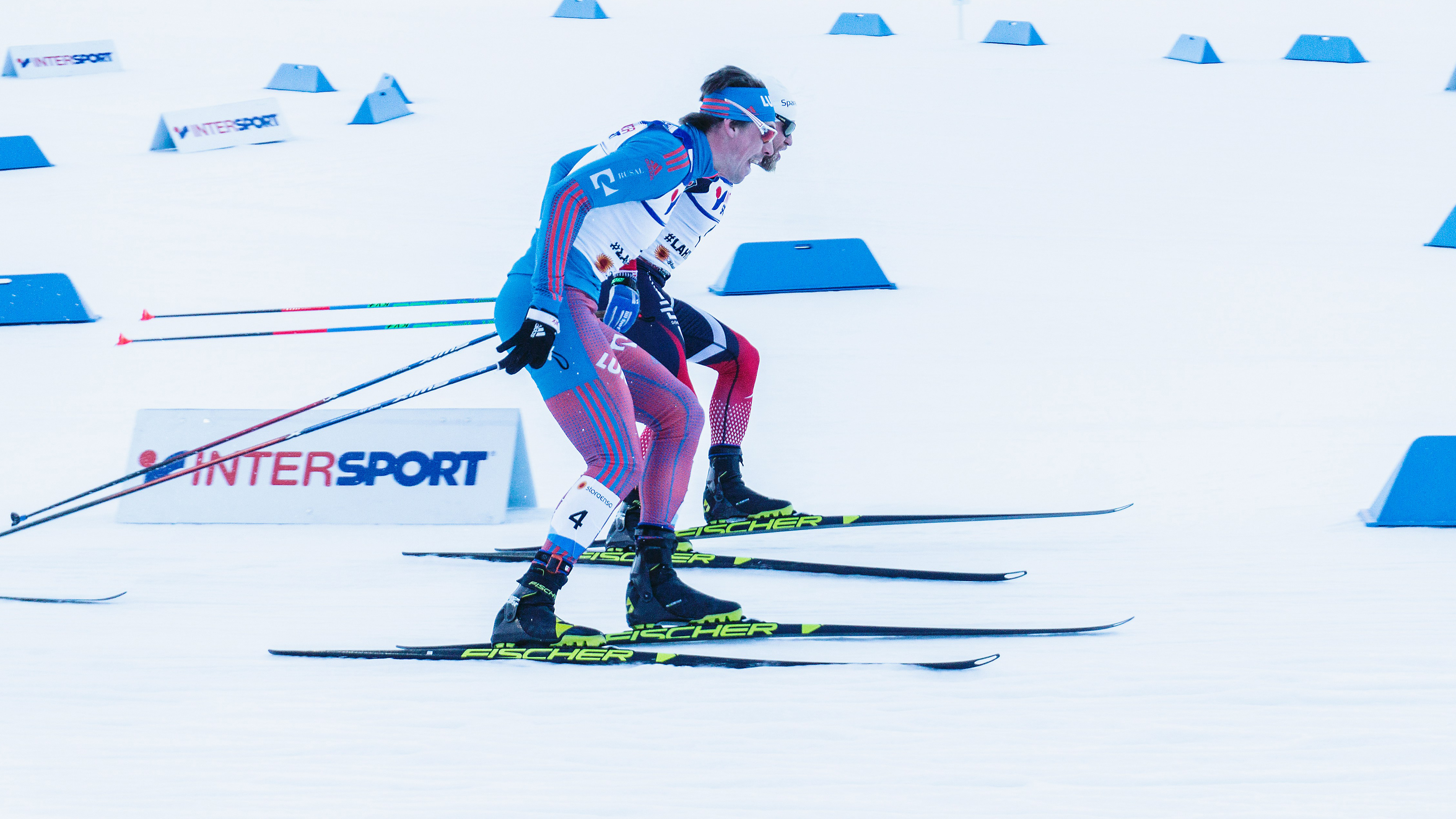 Längdskidåkare åker i målfållan. Foto.