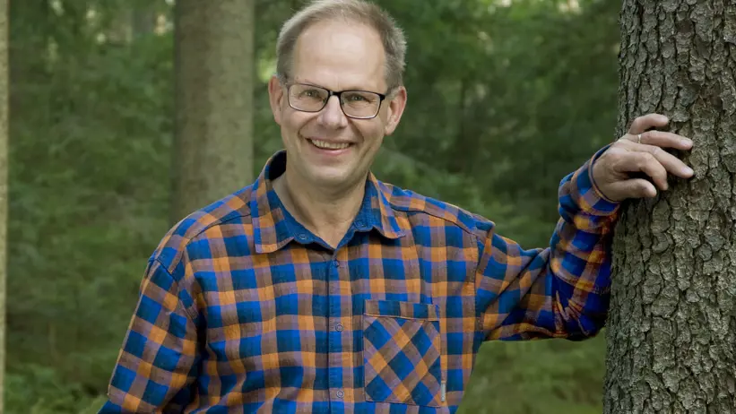 En man vid ett träd