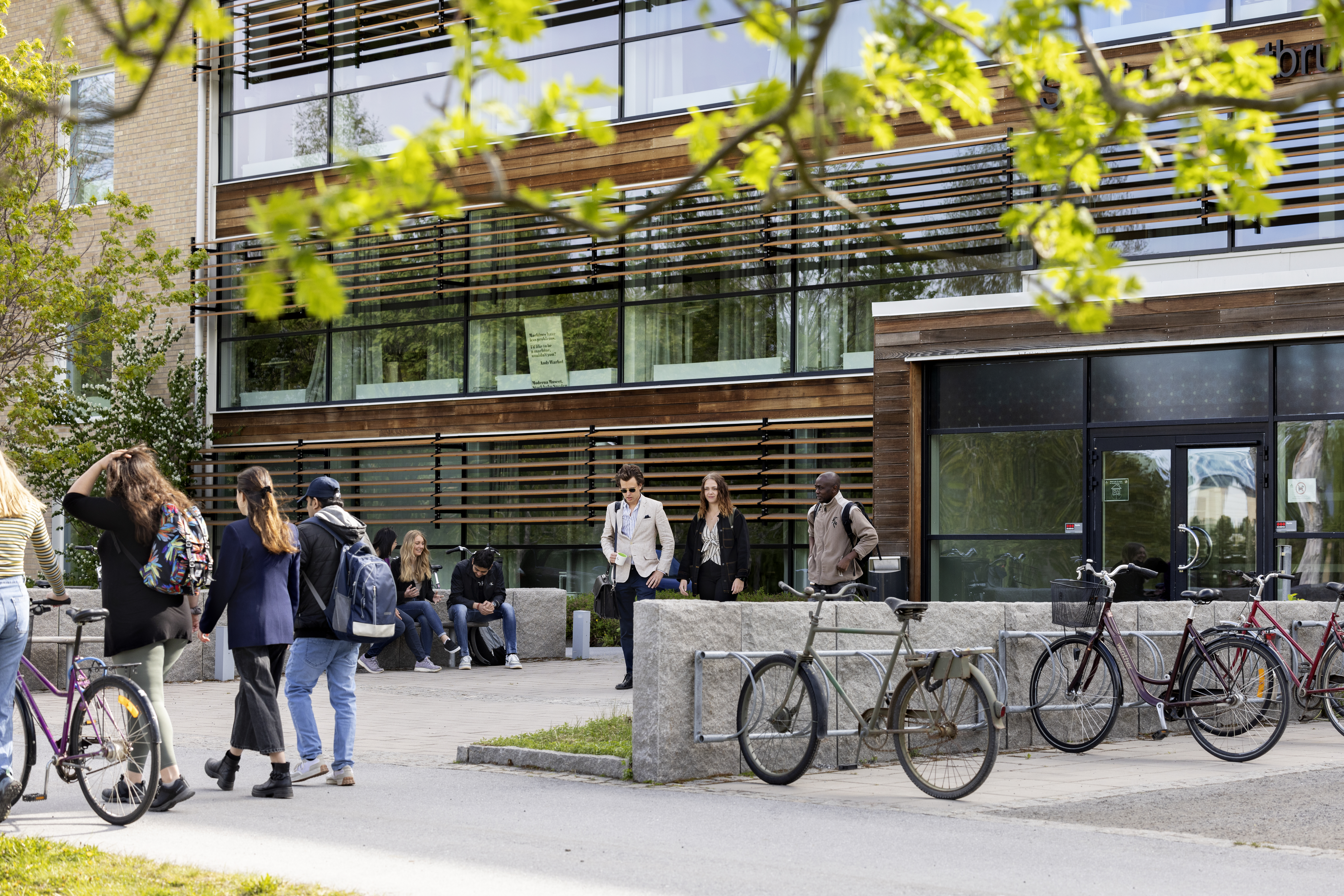 SLU:s entré med studenter och cyklar.