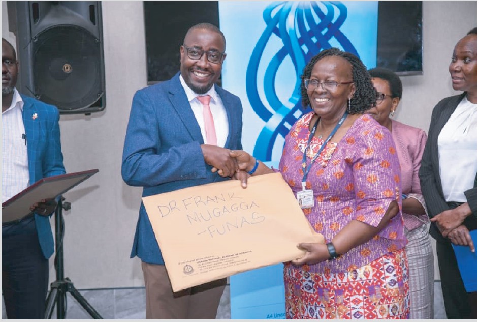 Two persons shaking hand