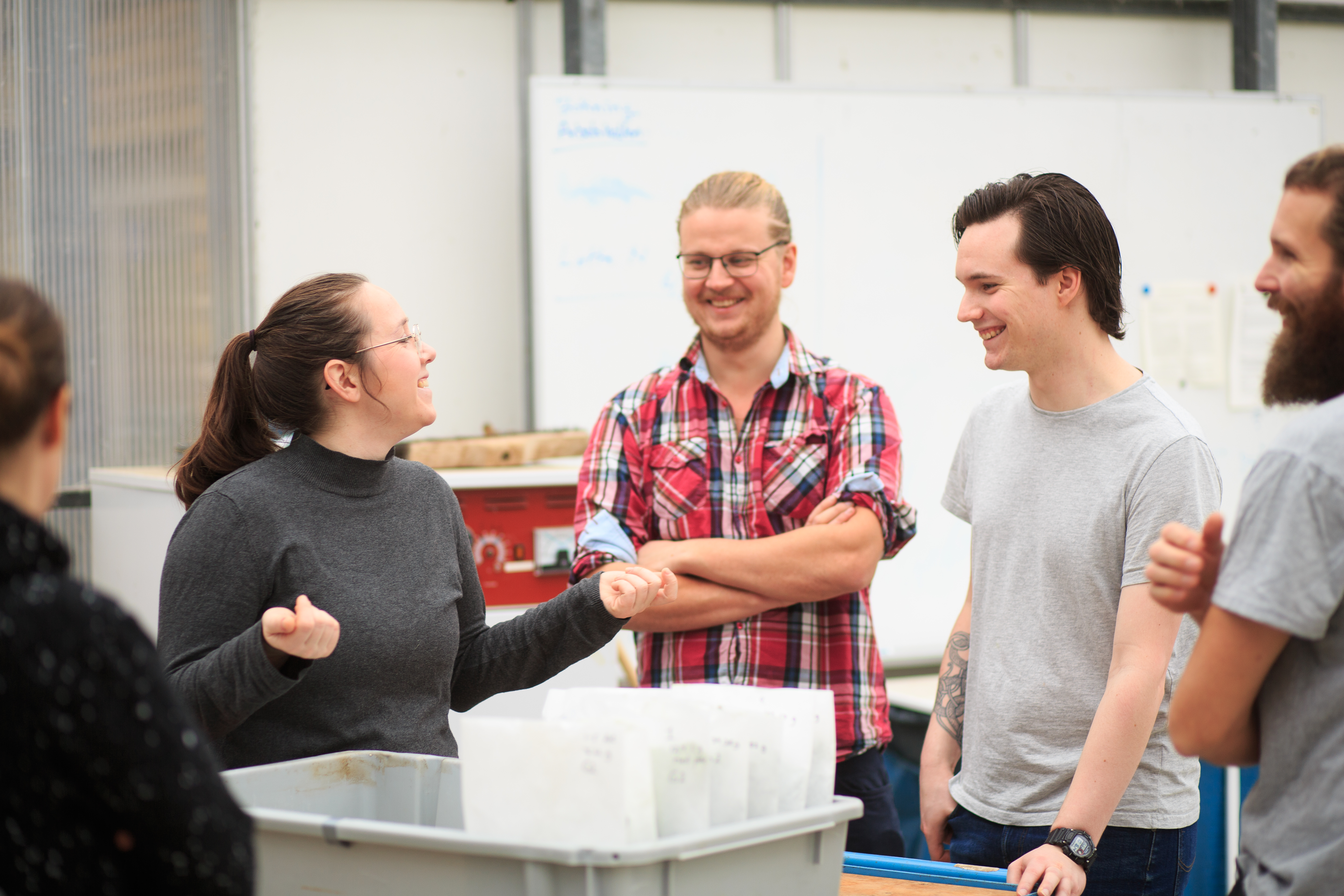  Studenter i laboration där de får bygga sina egna hydroponiska odlingssystem.