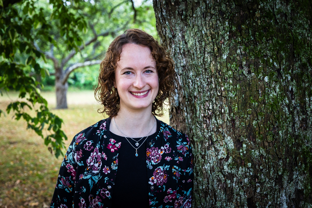 Kvinna vid ett träd