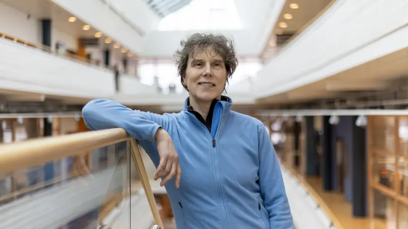 Porträtt av en kvinna (Susanna Sternberg Lewerin, SLU) inomhus.