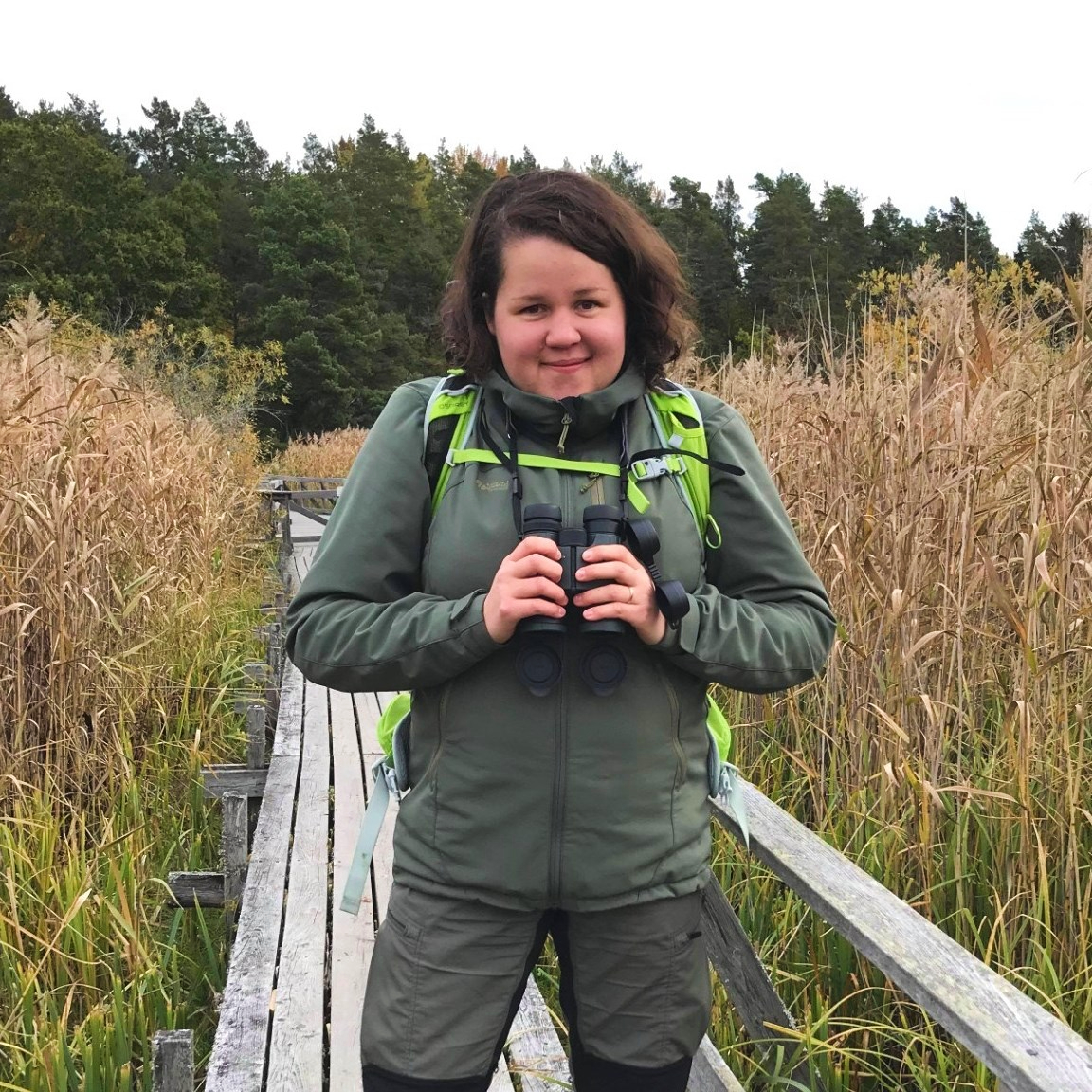 En kvinna med kikare