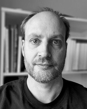 Portrait photo of Simon Hallstan