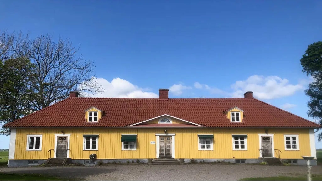 Gul mangårdsbyggnad på Lanna