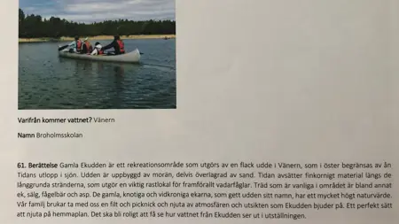 En sida ur ett häfte visar en kanot på en sjö. I kanoten sitter fyra personer.