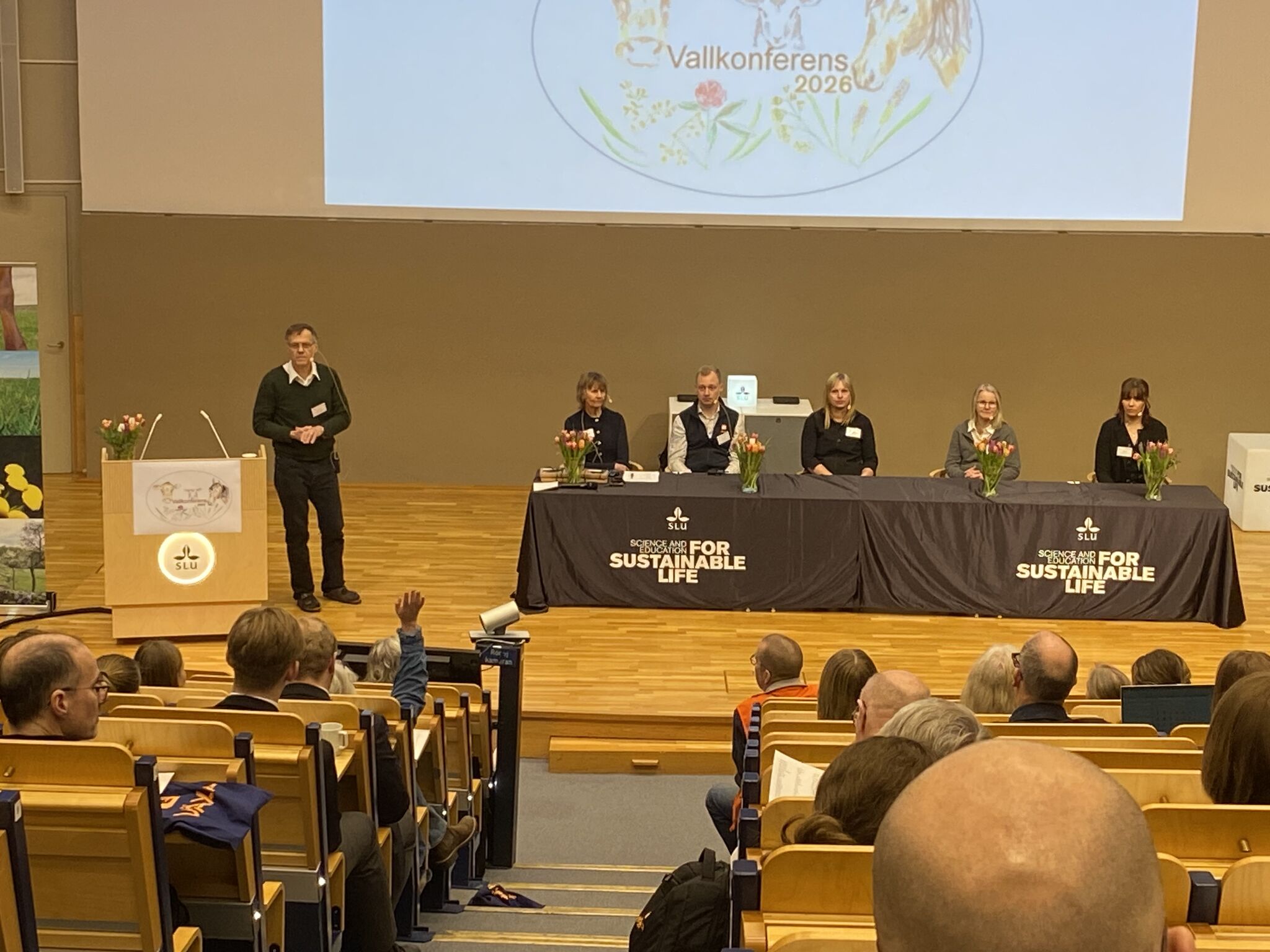 Talare på scen vid vallkonferensen. Foto.