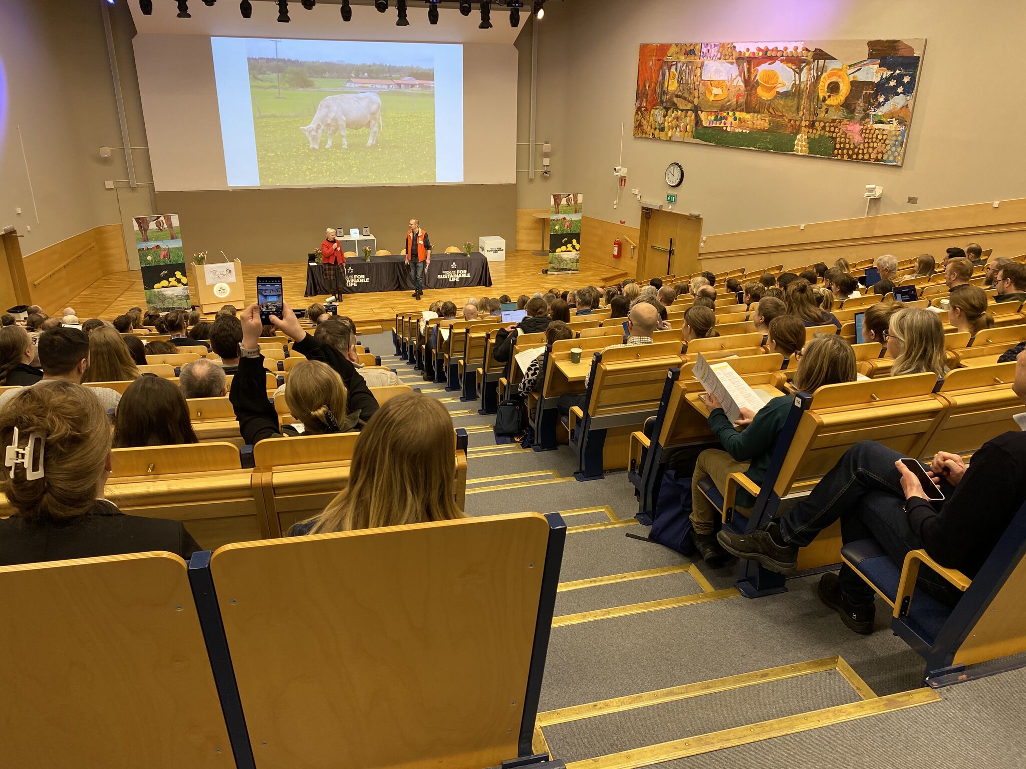 Talare på scen vid vallkonferensen. Foto