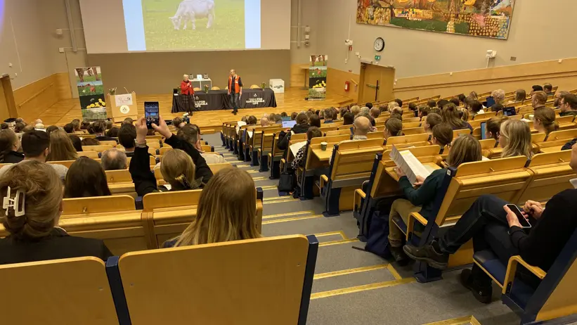 Talare på scen vid vallkonferensen. Foto