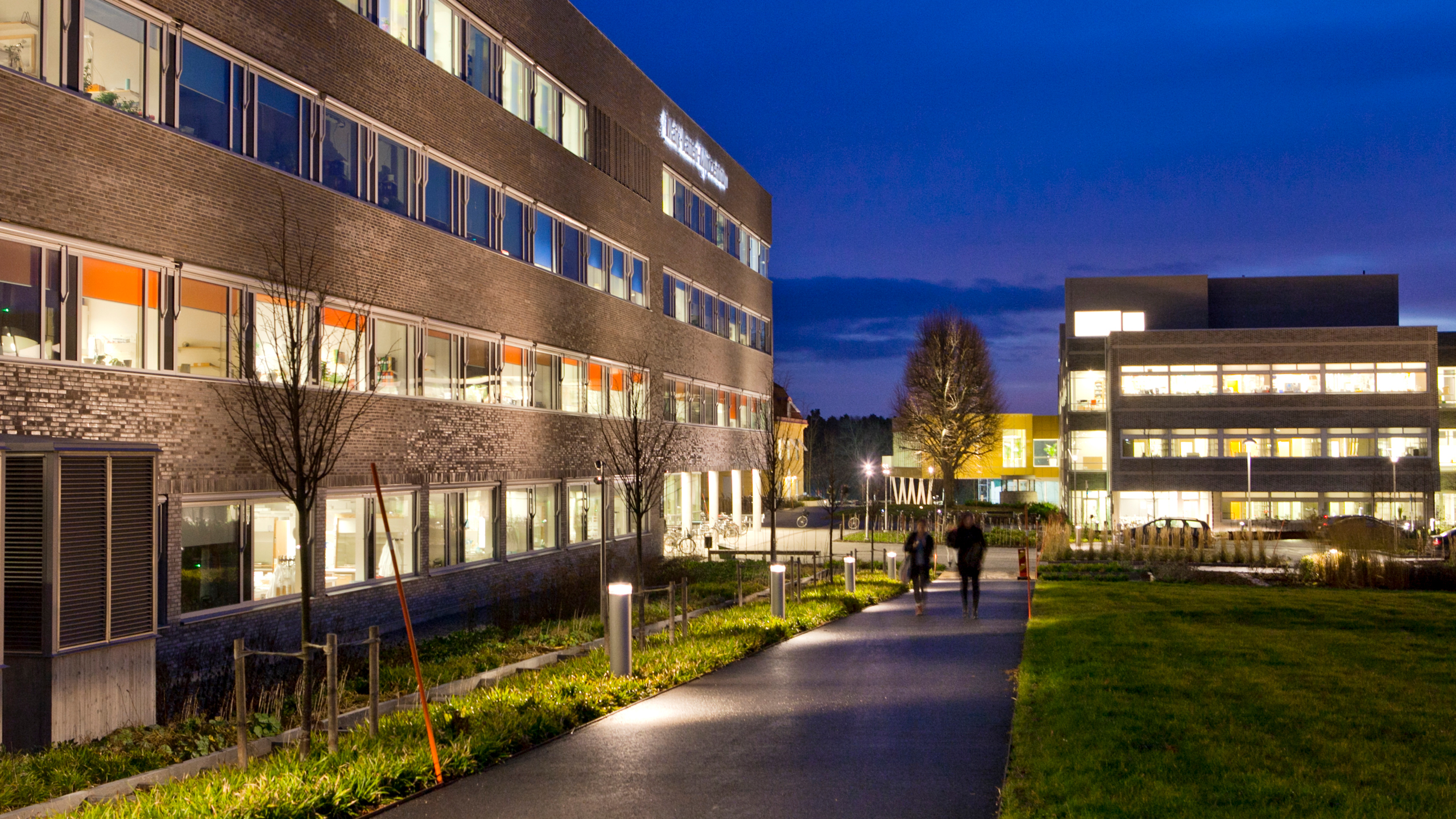  Kvällsvy över Mark-Vatten-Miljöcentrum (MVM) på Ultuna campus.