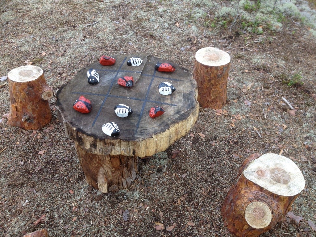 Spel i naturmaterial utomhus.  .