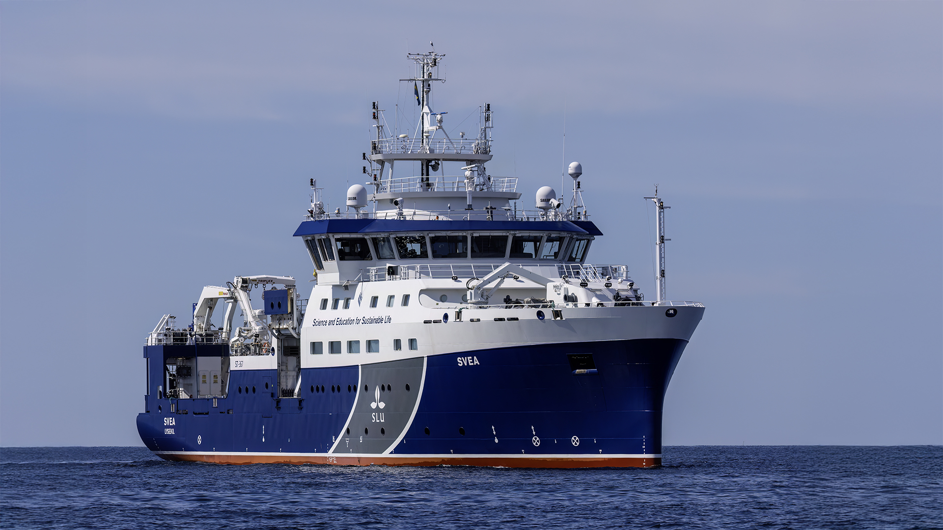 R/V Svea till havs en solig dag