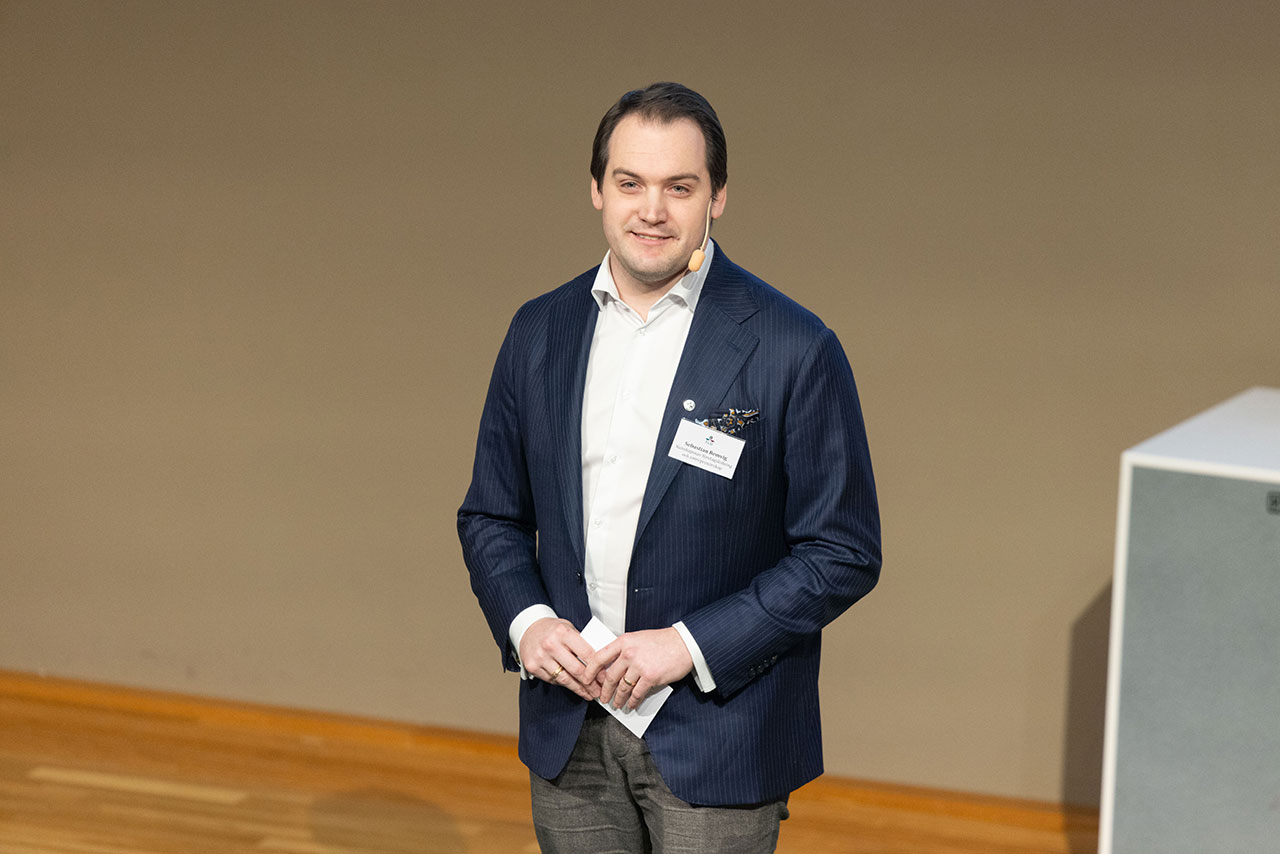 Ensam man med mörkt hår