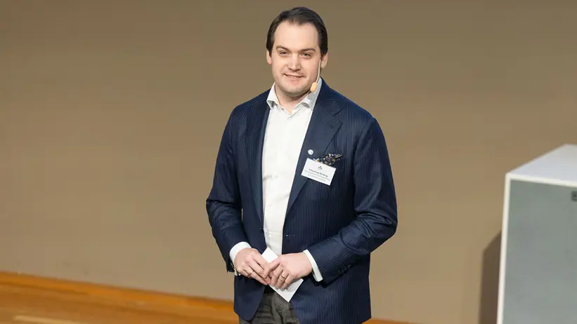 Ensam man med mörkt hår