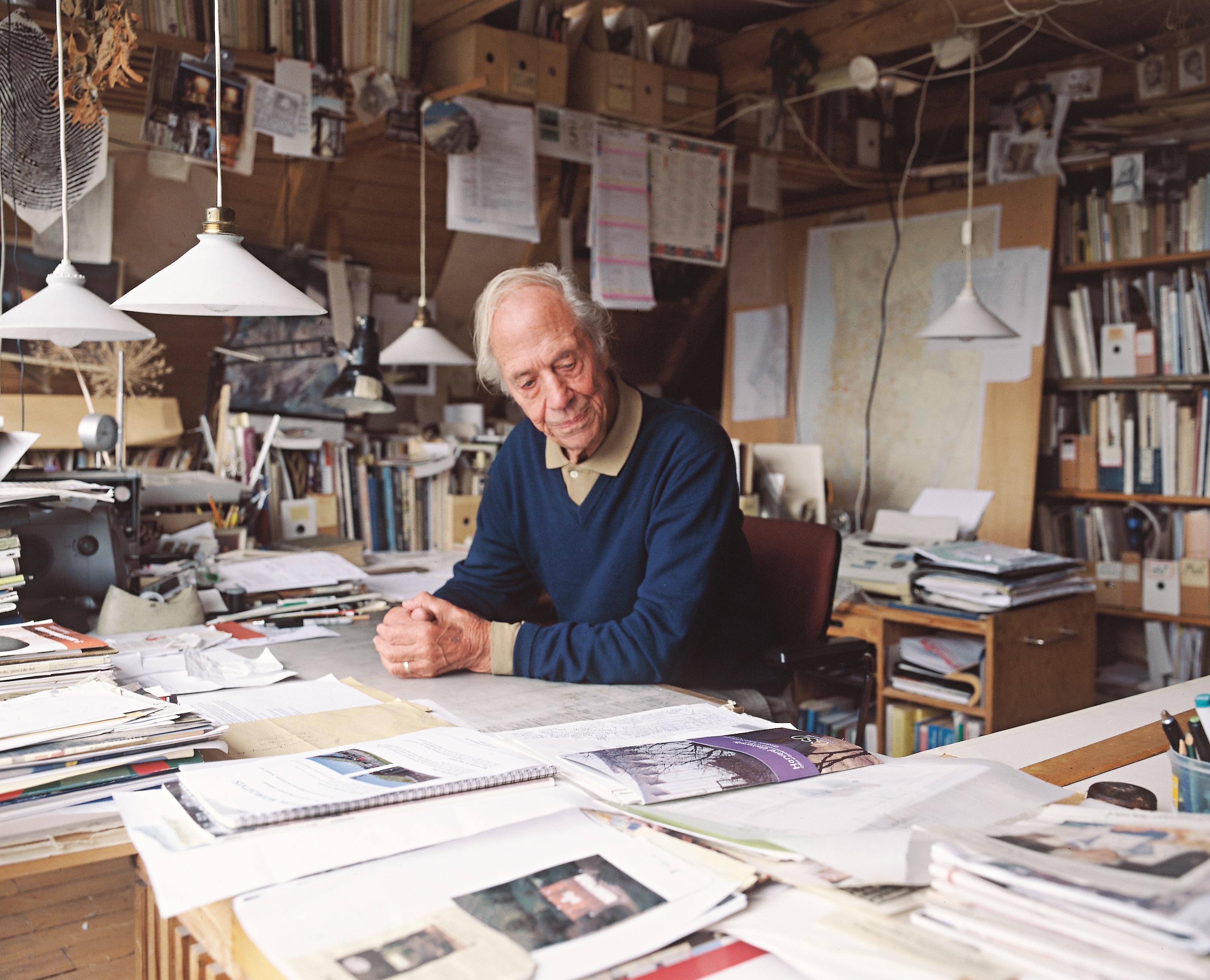 Porträtt av Friberg vid skrivbordet. Foto: Charlotte Gawell 2005