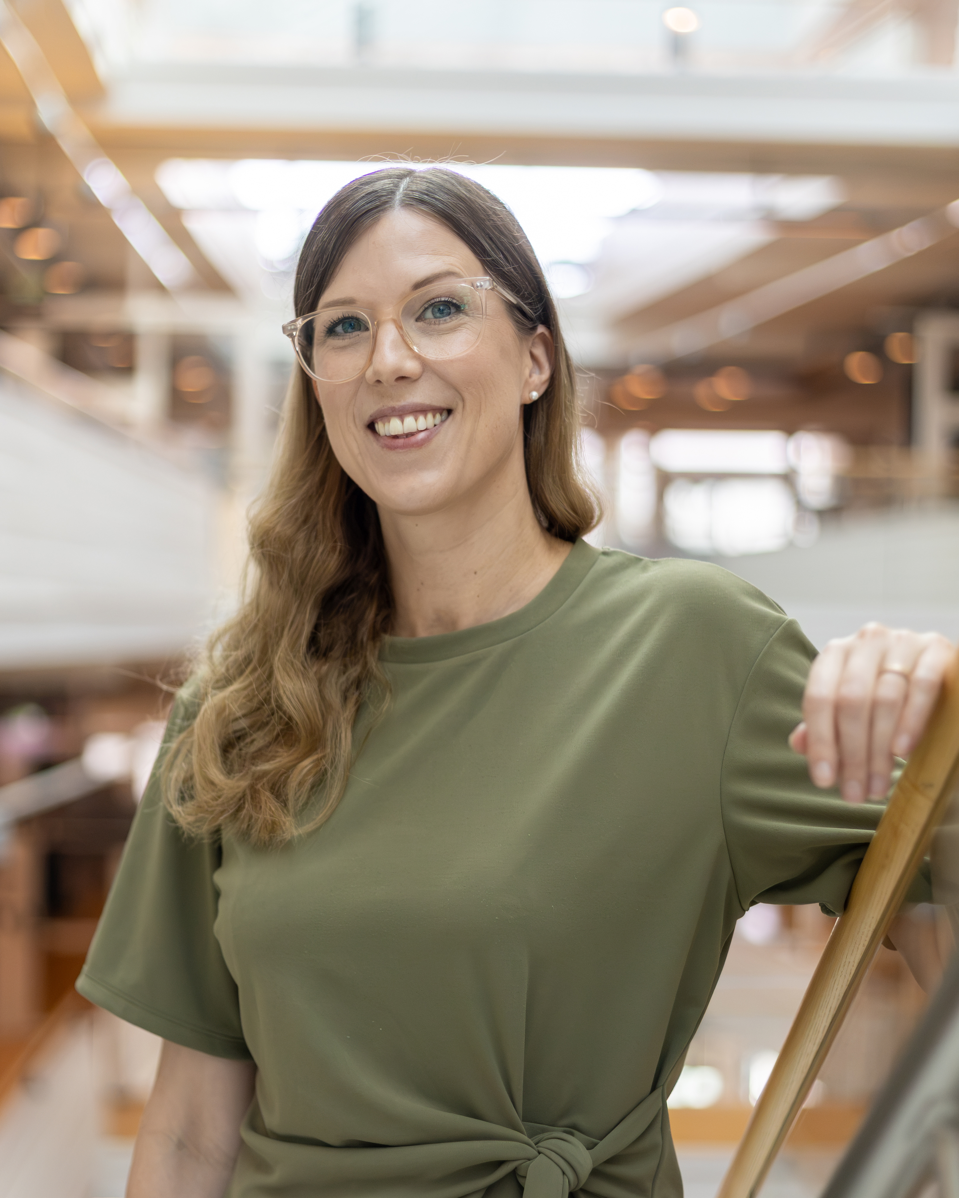 Porträttfoto av en kvinna ståendes inomhus (Maja Söderlind, SLU).