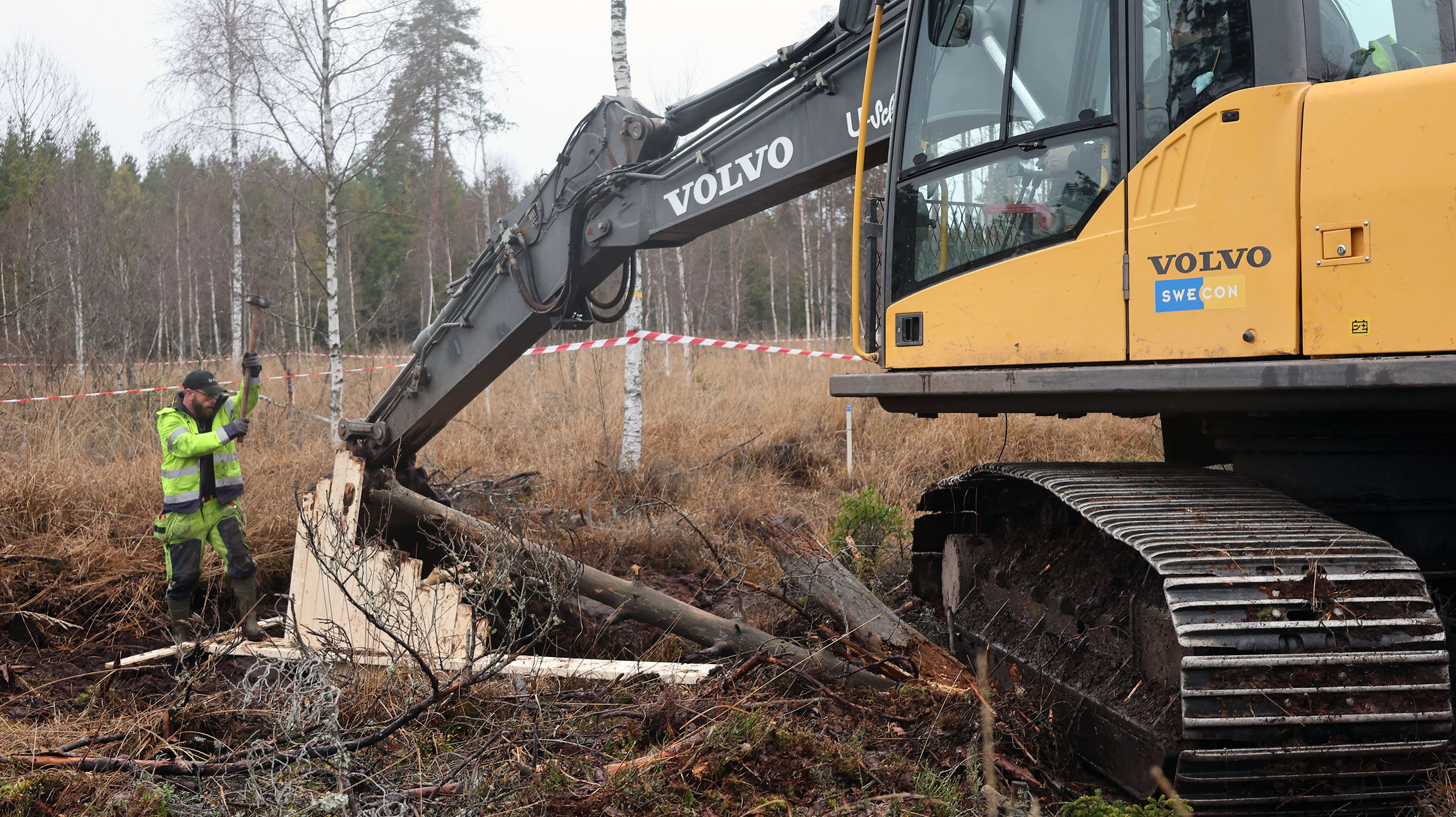 Excavator on mire. Photo.