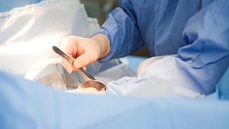 Foto från en operationssal med klinsk utrusning och skalpell. 