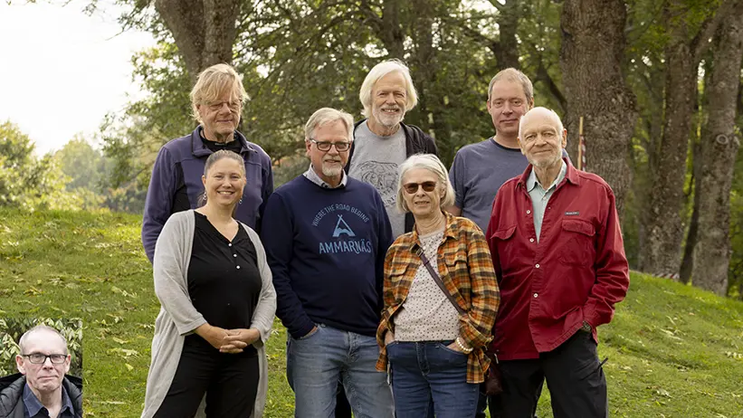 Sju personer med träd i bakgrunden. Foto